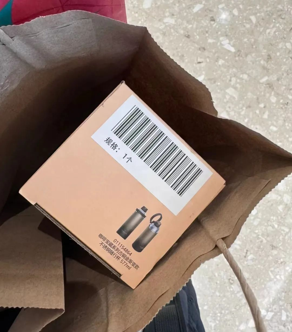 星巴克门店杯具陈列引发争议:过道旁的易碎品究竟该由谁买单 星巴克门店杯具陈列引发争议:过道旁的易碎品究竟该由谁买单