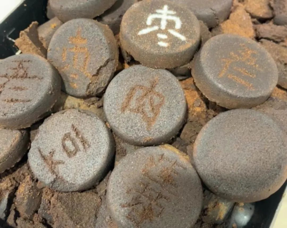 没有客人的时候咖啡师在吧台做什么？从练拉花到熨衣服的摸鱼日常