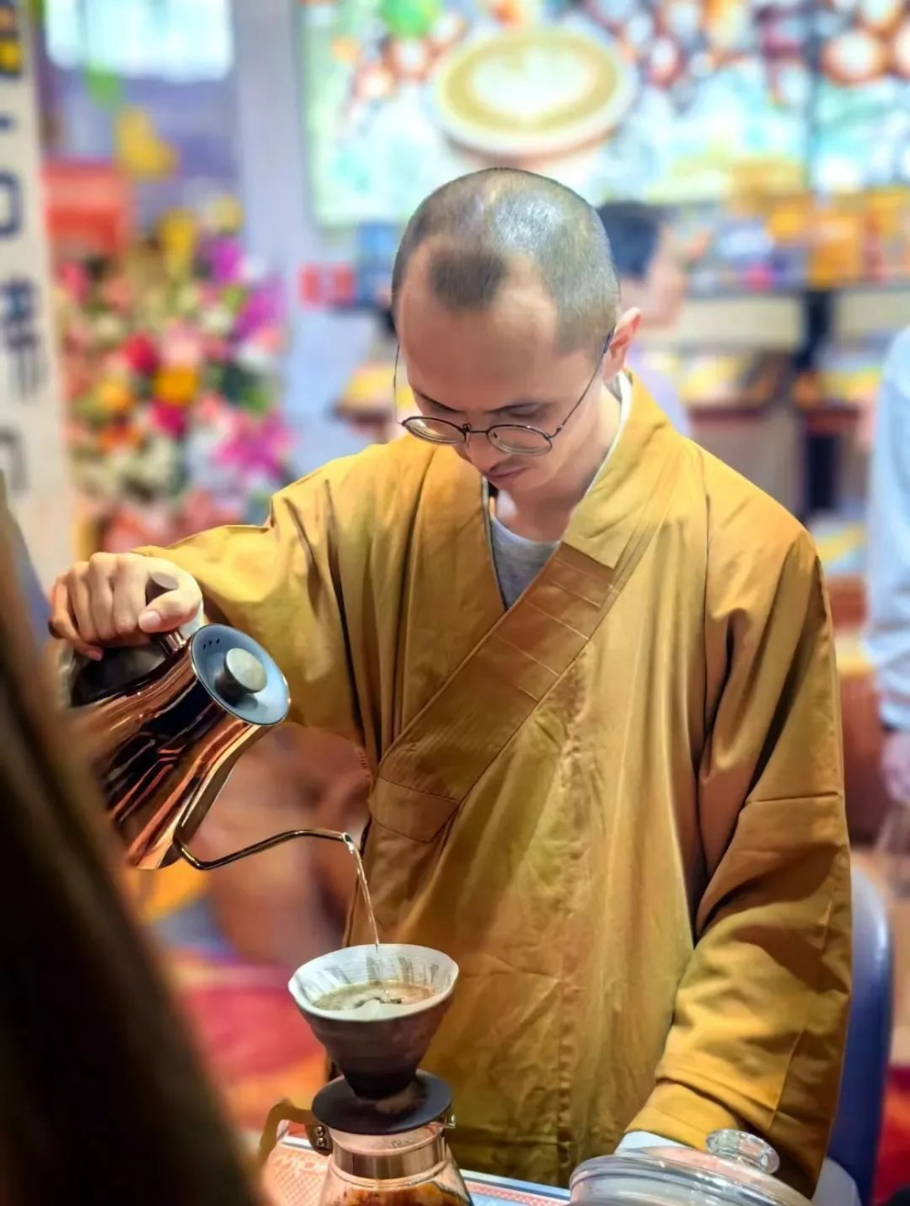 当僧人拿起手冲壶:寺庙咖啡如何从灵隐寺火到厦门展会 当僧人拿起手冲壶:寺庙咖啡如何从灵隐寺火到厦门展会