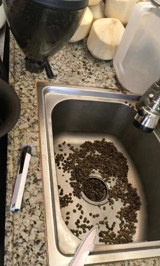 没睡醒的咖啡师有多离谱?从磨豆机到烘焙炉的翻车实录 没睡醒的咖啡师有多离谱?从磨豆机到烘焙炉的翻车实录