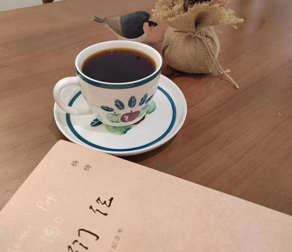 旧书换咖啡引发热议:店主设定严苛收书标准,网友各方观点碰撞 旧书换咖啡引发热议:店主设定严苛收书标准,网友各方观点碰撞