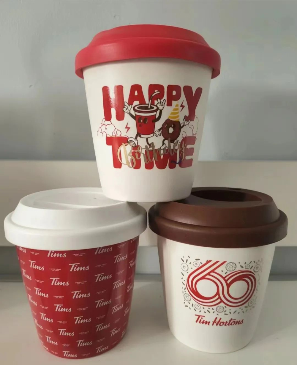Tims六十周年限定陶瓷杯遭吐槽：复刻纸杯缝隙设计，硅胶杯盖难用被指品控不佳