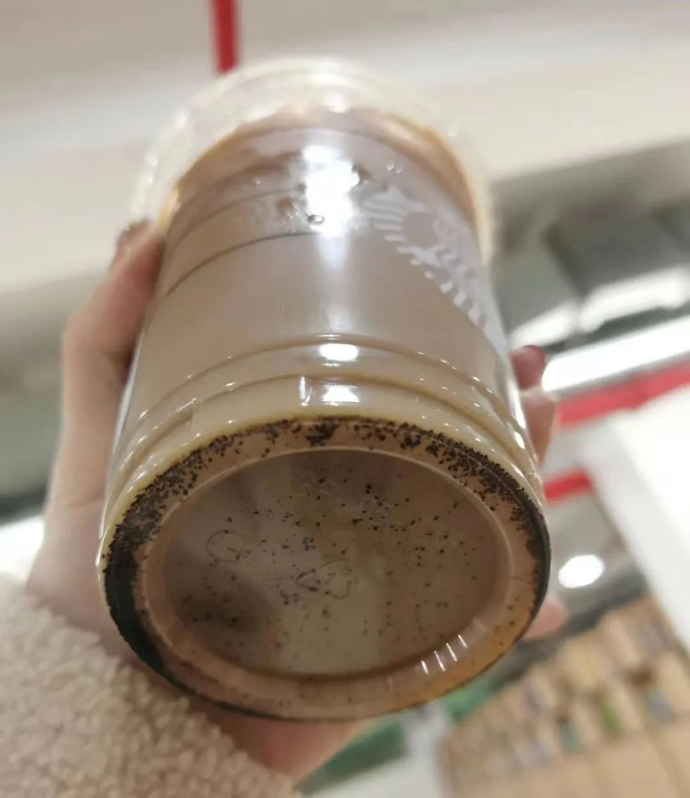 星巴克可盐馥芮白杯底现黑色粉渣，店员澄清：有粉才是标准出品