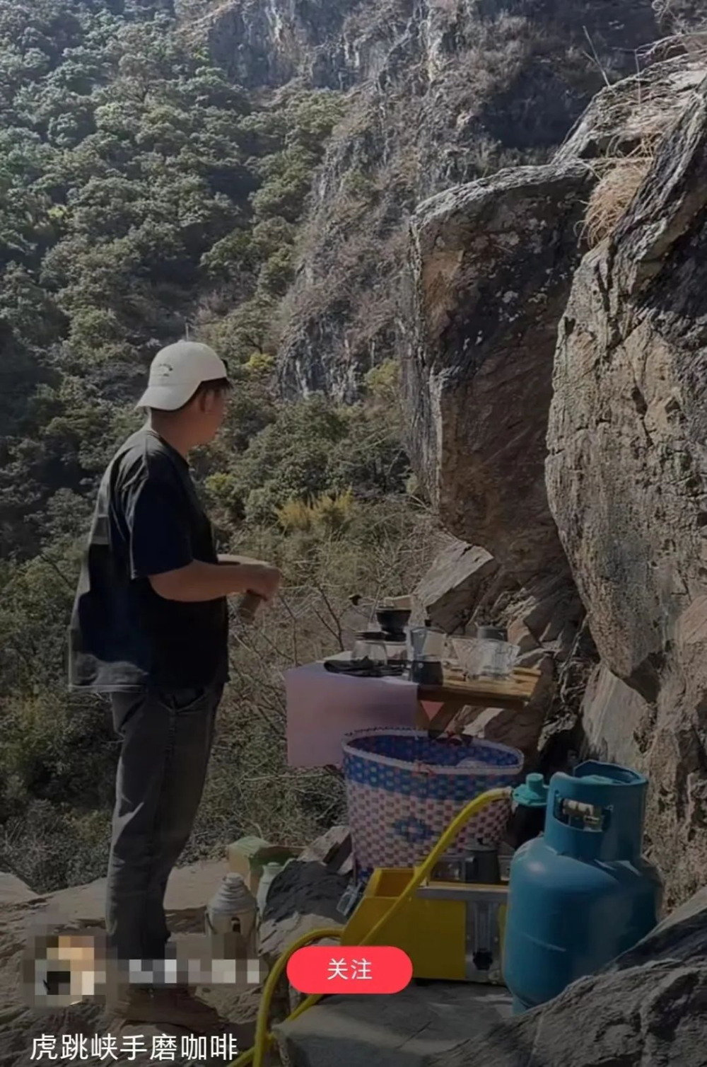 虎跳峡悬崖咖啡摊走红:手磨咖啡28元一杯,安全与垃圾问题引担忧 虎跳峡悬崖咖啡摊走红:手磨咖啡28元一杯,安全与垃圾问题引担忧