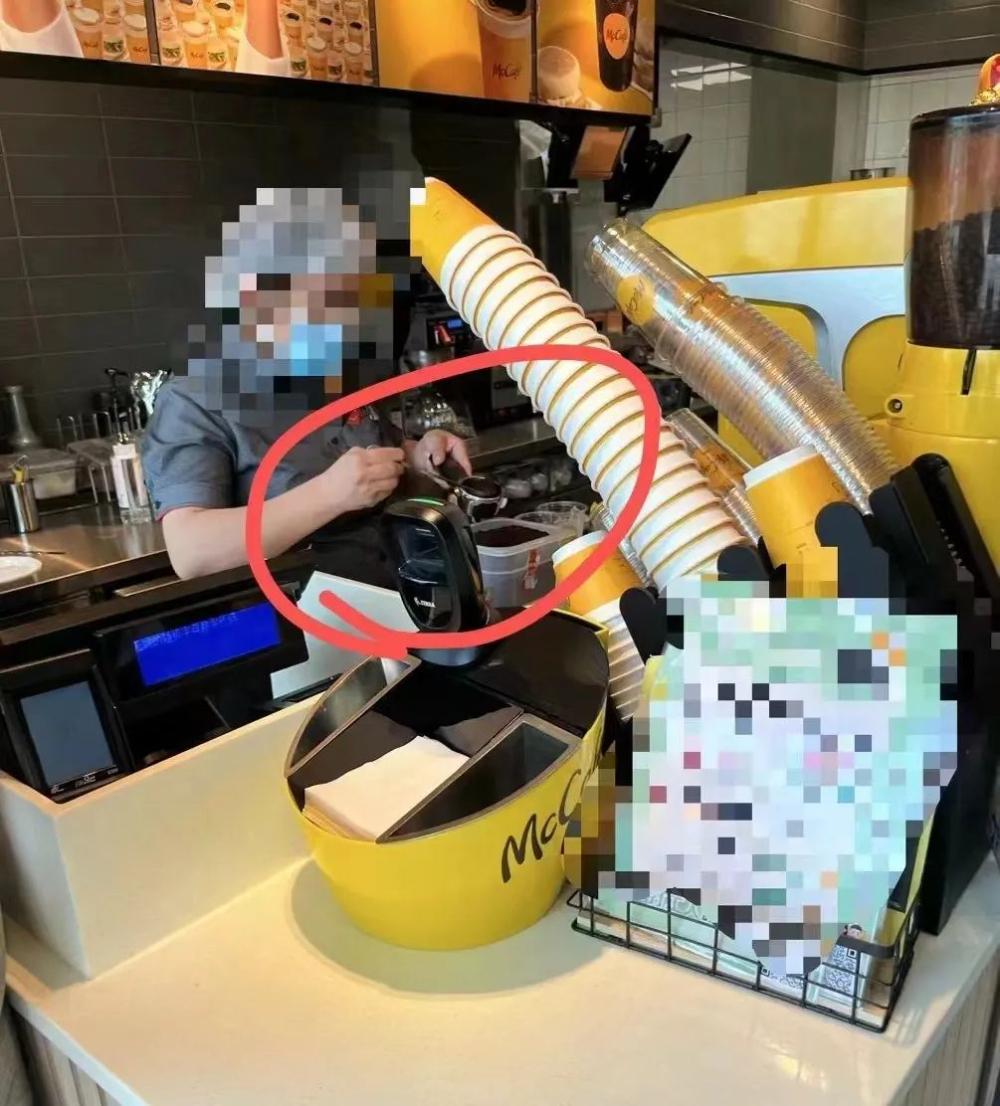 麦当劳麦咖啡门店被指使用预磨咖啡粉，员工岗位调整引发品控争议