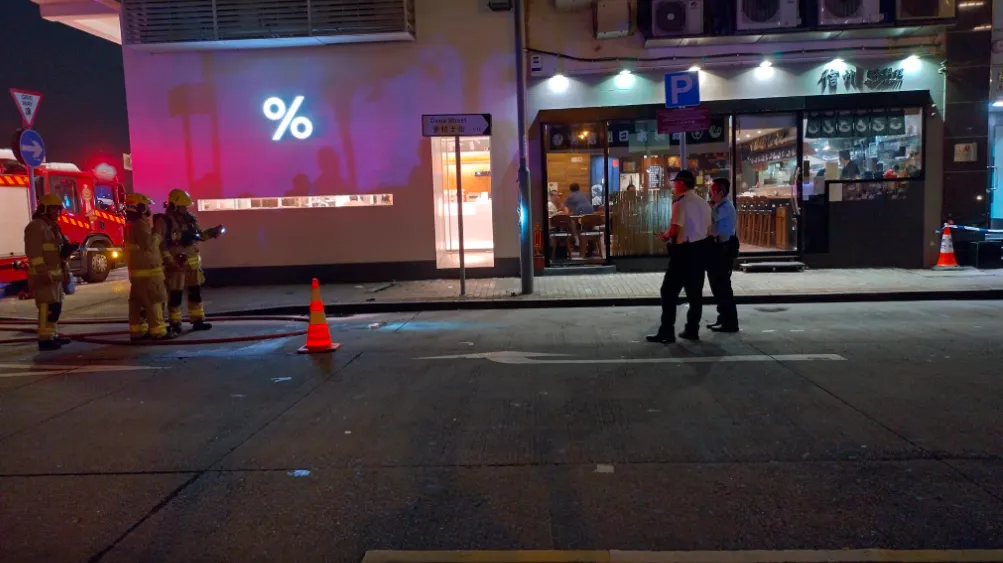 香港坚尼地城%Arabica旁灯柱突发爆裂致游客受伤,官方回应排除爆炸可能 香港坚尼地城%Arabica旁灯柱突发爆裂致游客受伤,官方回应排除爆炸可能