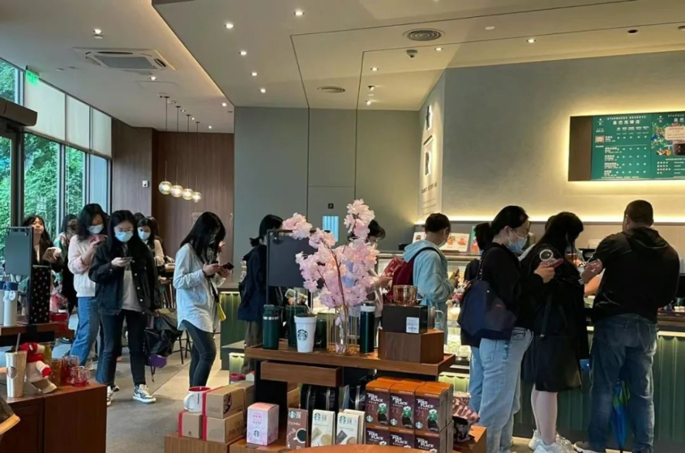 世界地球日星巴克自带杯活动:咖啡爱好者携创意容器齐聚门店 世界地球日星巴克自带杯活动:咖啡爱好者携创意容器齐聚门店