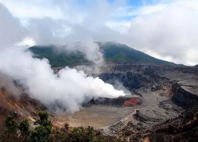 哥斯达黎加波阿斯火山近五年最强喷发,火山灰波及居民生活与咖啡产区 哥斯达黎加波阿斯火山近五年最强喷发,火山灰波及居民生活与咖啡产区