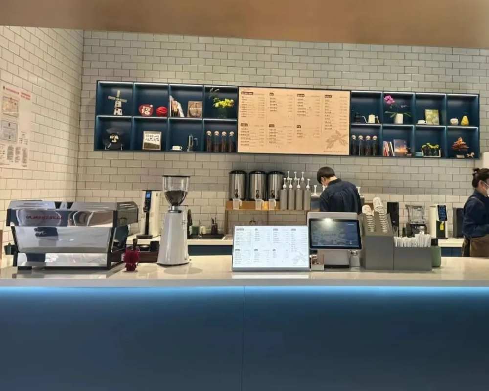 胖东来跨界自营咖啡店:不拼价格不卷特色,靠真诚服务能走多远 胖东来跨界自营咖啡店:不拼价格不卷特色,靠真诚服务能走多远