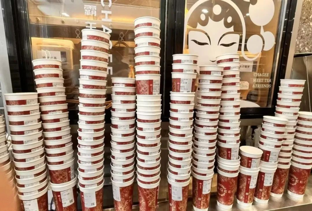 霸王茶姬新品咖啡因含量直逼两份浓缩,一杯奶茶何以让人彻夜难眠 霸王茶姬新品咖啡因含量直逼两份浓缩,一杯奶茶何以让人彻夜难眠