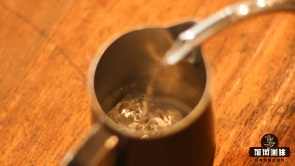 美式咖啡也能做出拉花图案？详解无奶拉花的原理与操作步骤