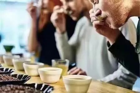 手冲咖啡品鉴是否也要啜吸？杯测中这一动作的原理与实际运用解析
