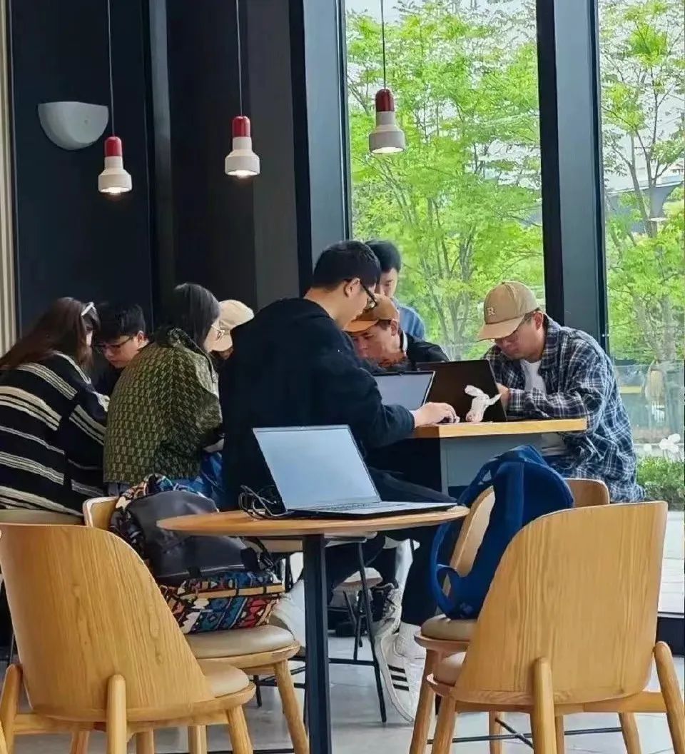 星巴克门店座位管理新动向:未消费顾客或面临礼貌劝离,第三空间定位引发争议 星巴克门店座位管理新动向:未消费顾客或面临礼貌劝离,第三空间定位引发争议