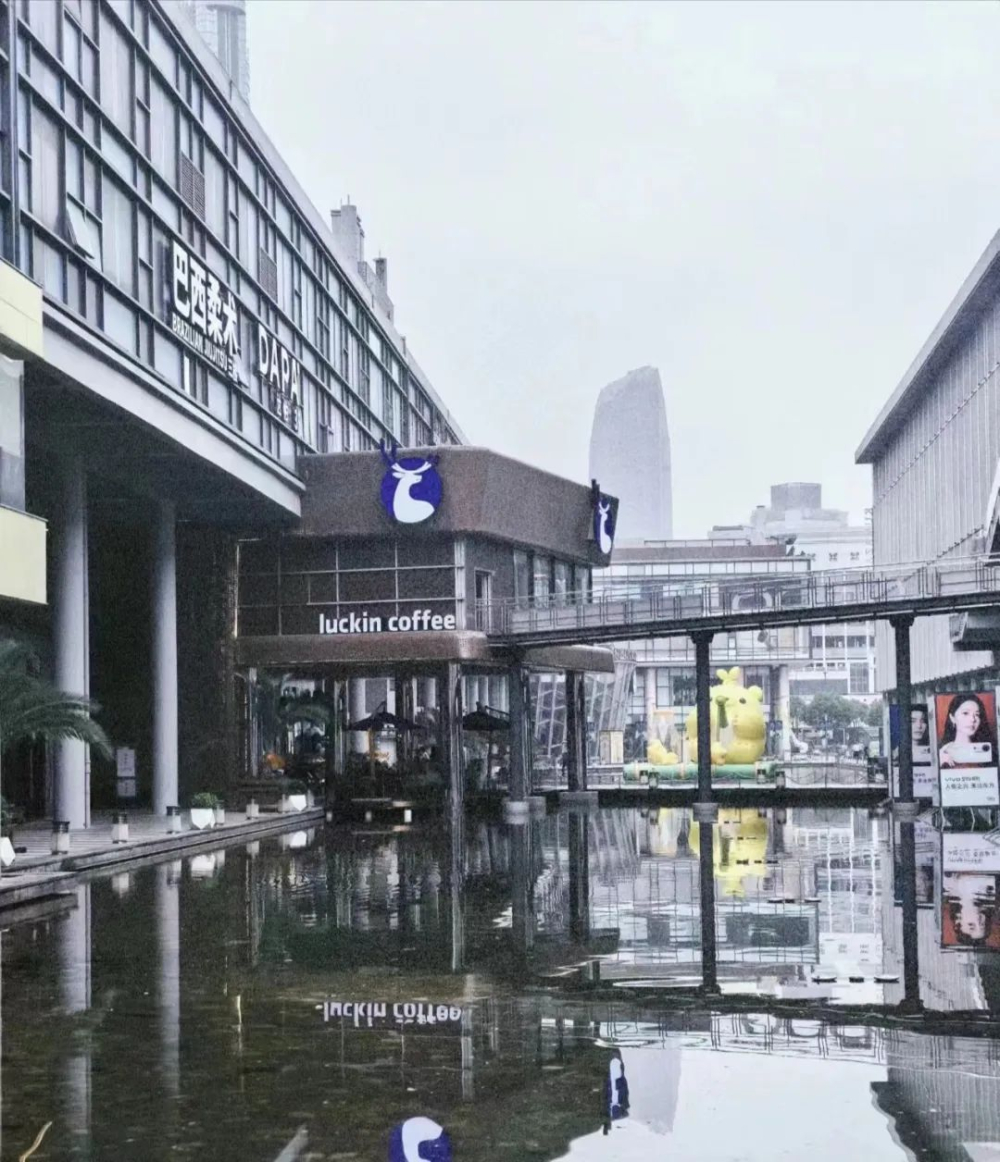瑞幸宁波第二家旗舰店开业，管理层扎堆被误认成店员