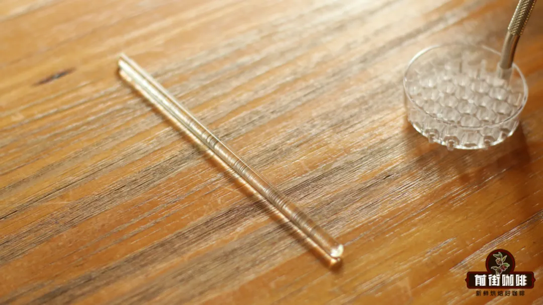 花洒滴滤器在手冲咖啡中的正确用法:水流强度、堵塞风险与搅拌技巧详解 花洒滴滤器在手冲咖啡中的正确用法:水流强度、堵塞风险与搅拌技巧详解