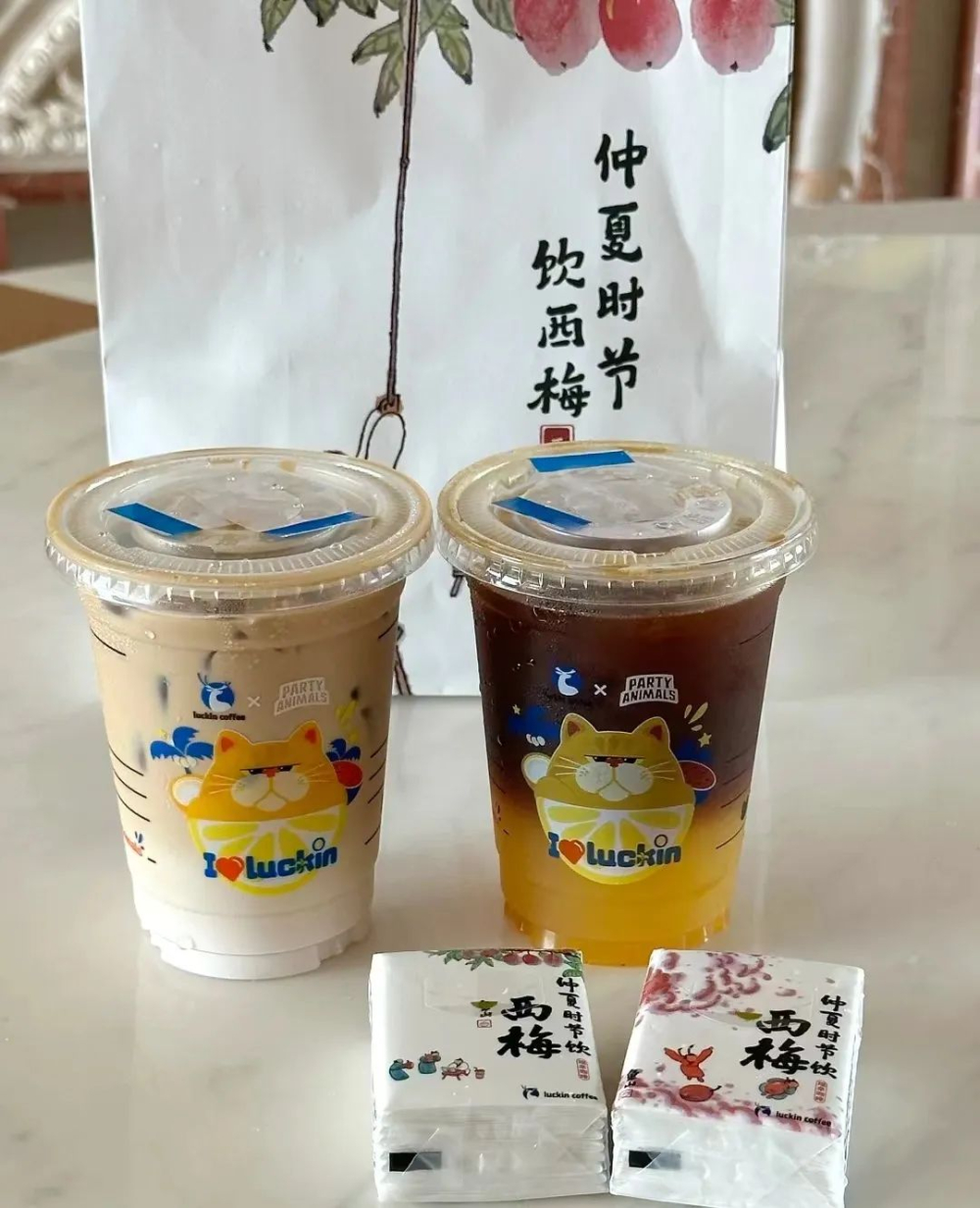 瑞幸西梅系列上线引热议,顾客收到一整条纸巾赠品,门店回应来了 瑞幸西梅系列上线引热议,顾客收到一整条纸巾赠品,门店回应来了