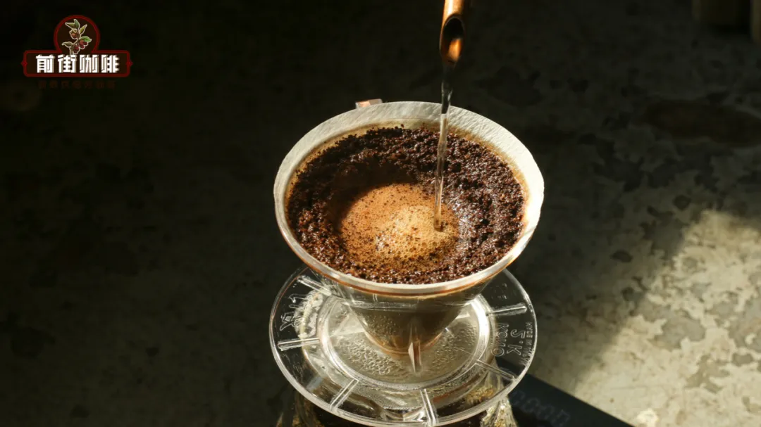 手冲咖啡注水技巧全解析:萃取均匀的关键与大小水流对风味的实际影响 手冲咖啡注水技巧全解析:萃取均匀的关键与大小水流对风味的实际影响
