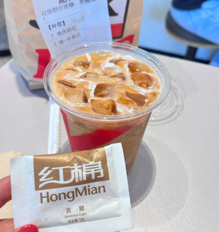 肯德基果糖糖球全面停供 冰美式伴侣改为黄砂糖包引发消费者热议