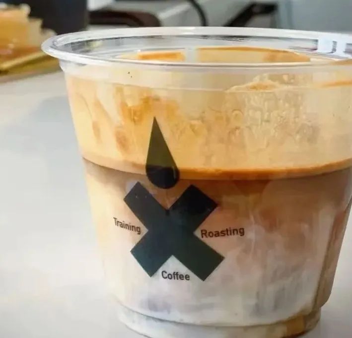 咖啡品牌符号化Logo现象：从标点符号到数学常数，极简设计为何扎堆黑白符号