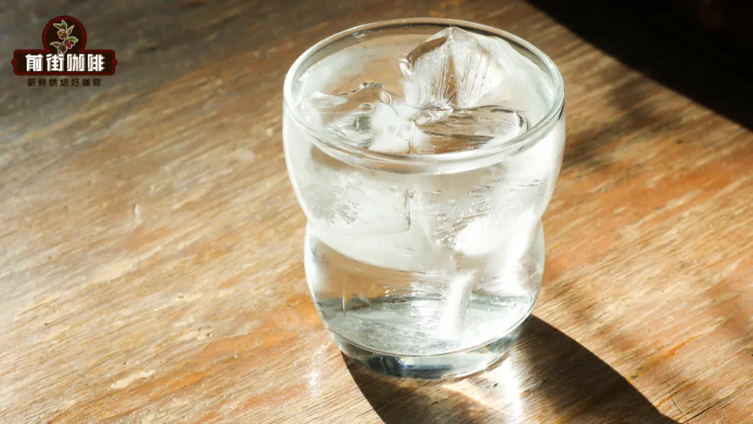 浓缩咖啡搭配冰水的奥秘：从口腔清洁到风味感知的完整解析