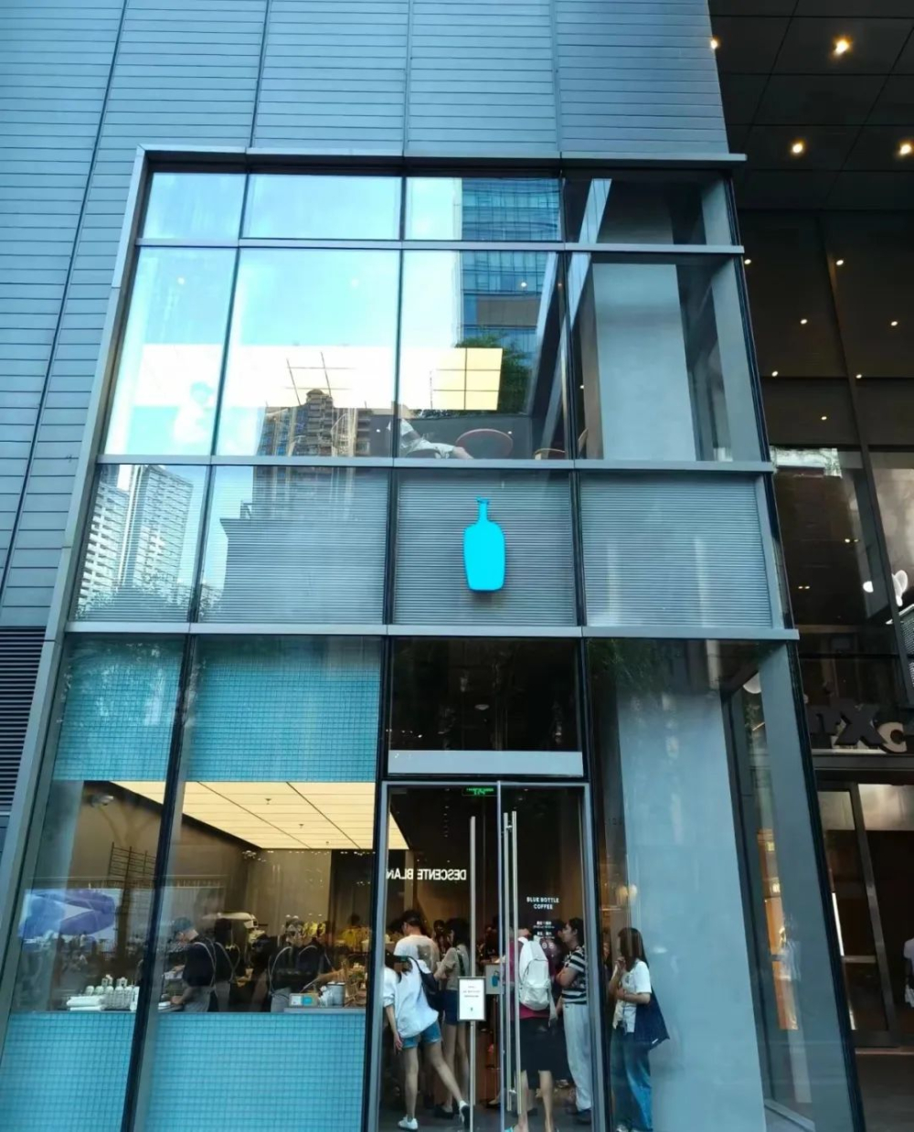 蓝瓶咖啡华南首店落户深圳万象天地，限定蓝色滤杯同步亮相