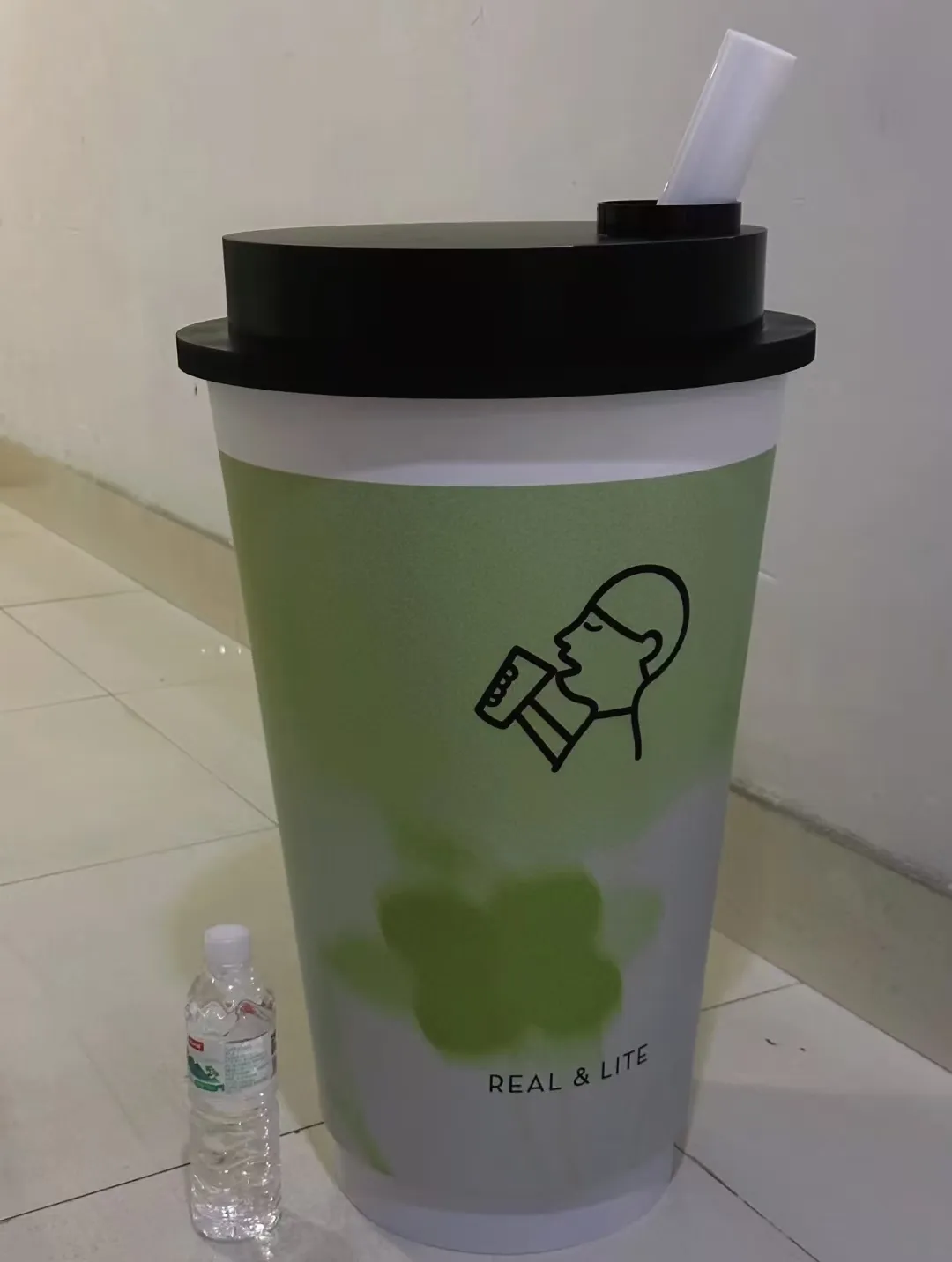 喜茶立秋营销玩转巨型创意:一米五荣誉证书与半人高杯引热议,门店销量暴涨超600% 喜茶立秋营销玩转巨型创意:一米五荣誉证书与半人高杯引热议,门店销量暴涨超600%