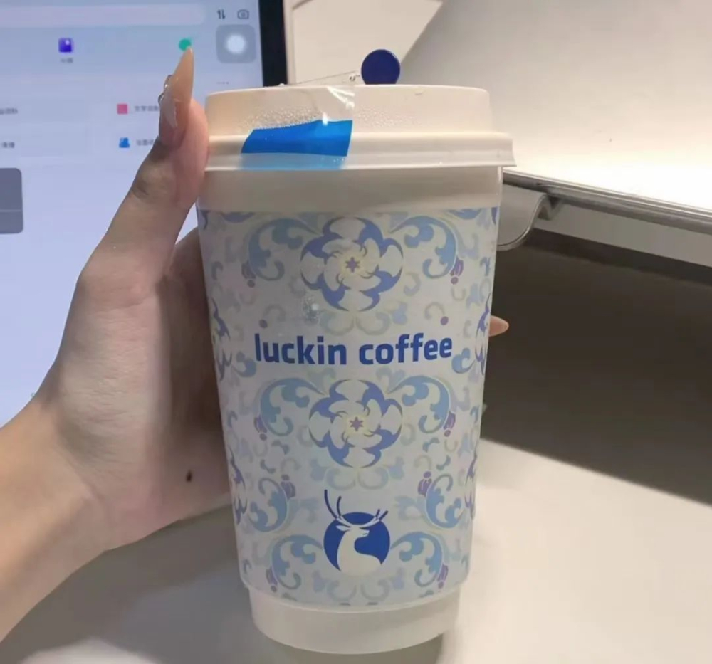 瑞幸轻乳茶被指杯底现白色沉淀,茶粉冲配与制作流程引消费者质疑 瑞幸轻乳茶被指杯底现白色沉淀,茶粉冲配与制作流程引消费者质疑