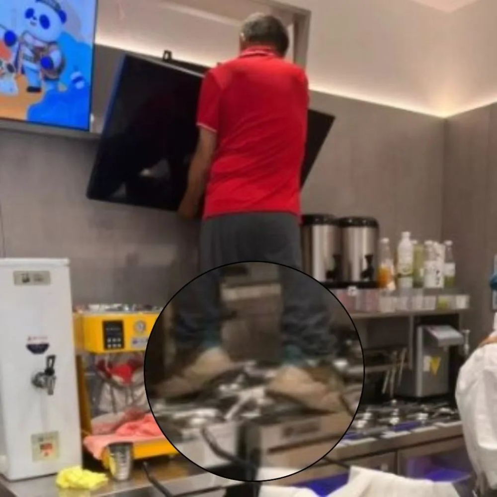 茶百道门店维修人员踩踏小料操作台,品牌回应将核实并处罚涉事方 茶百道门店维修人员踩踏小料操作台,品牌回应将核实并处罚涉事方