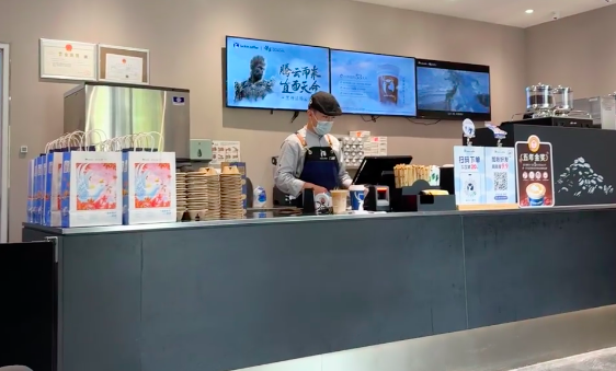 硕士应届生入职瑞幸引发热议:高学历人才流向咖啡吧台背后的就业新趋势 硕士应届生入职瑞幸引发热议:高学历人才流向咖啡吧台背后的就业新趋势