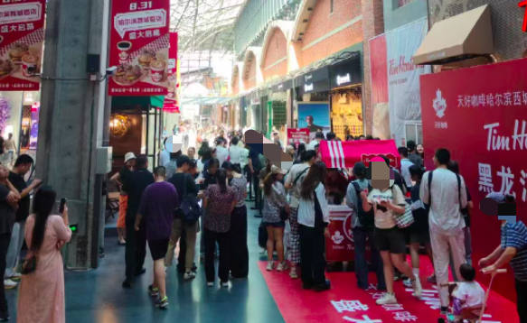 Tims哈尔滨首店开业排长队引混乱,组织能力遭消费者质疑 Tims哈尔滨首店开业排长队引混乱,组织能力遭消费者质疑