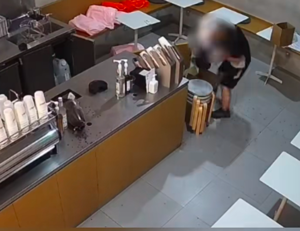 假冒店员潜入停业咖啡馆行窃,散落咖啡豆成破案关键线索 假冒店员潜入停业咖啡馆行窃,散落咖啡豆成破案关键线索