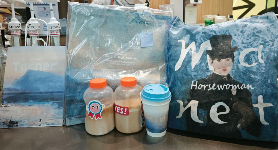 Manner联名新品烤焦糖拿铁引热议:周边抢手,部分消费者饮用后肠胃不适 Manner联名新品烤焦糖拿铁引热议:周边抢手,部分消费者饮用后肠胃不适
