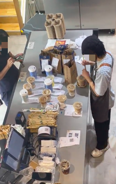 瑞幸门店好评考核压力下员工被迫向顾客讨要评价引发争议 瑞幸门店好评考核压力下员工被迫向顾客讨要评价引发争议