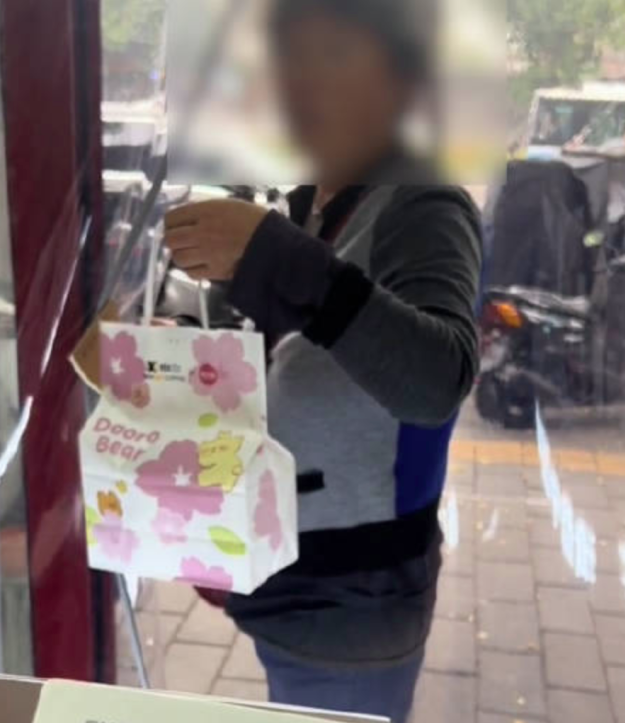 北京老太屡次咖啡店顺走饮品,店员无奈曝光引热议 北京老太屡次咖啡店顺走饮品,店员无奈曝光引热议