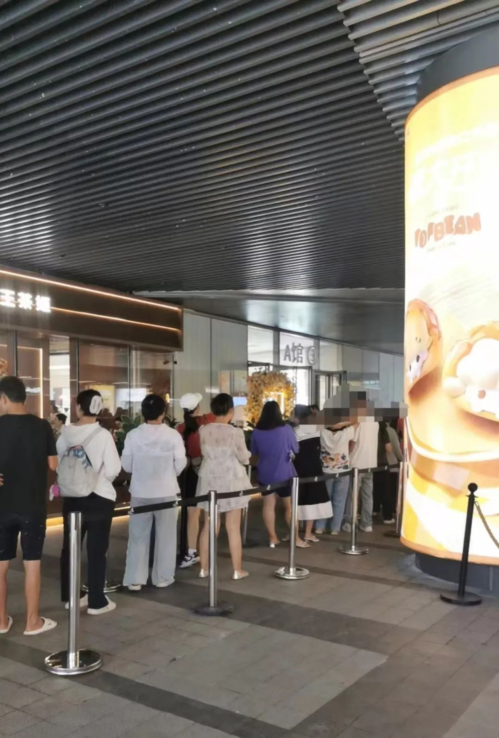 霸王茶姬新店取餐排长队引争议,低价促销下门店管理遭质疑 霸王茶姬新店取餐排长队引争议,低价促销下门店管理遭质疑