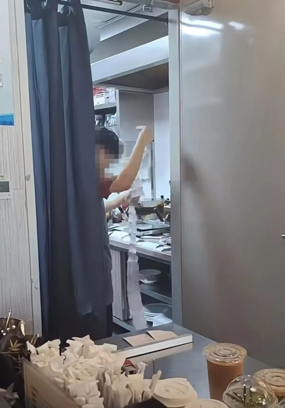 五月天阿信潮牌咖啡广州天环店租约期满将撤场,粉丝排队告别 五月天阿信潮牌咖啡广州天环店租约期满将撤场,粉丝排队告别
