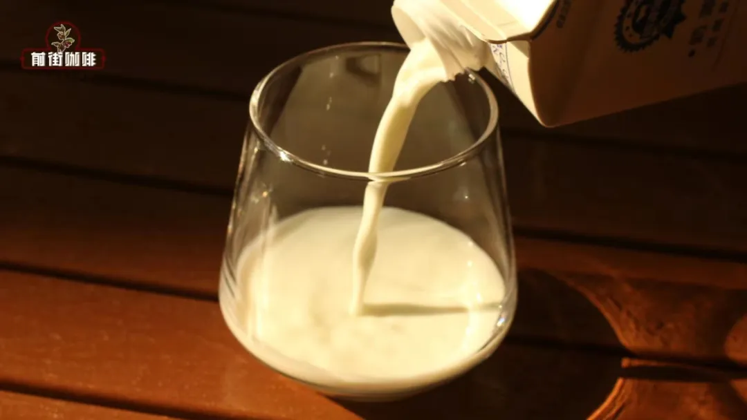 热拿铁制作教程：牛奶与咖啡豆选择技巧，做出香浓高甜的均衡风味