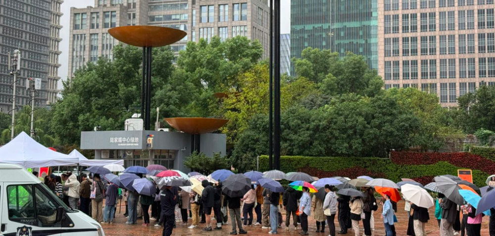 上海咖啡节遭遇暴雨侵袭:露天场地泥泞不堪,主办方应急准备不足引争议 上海咖啡节遭遇暴雨侵袭:露天场地泥泞不堪,主办方应急准备不足引争议