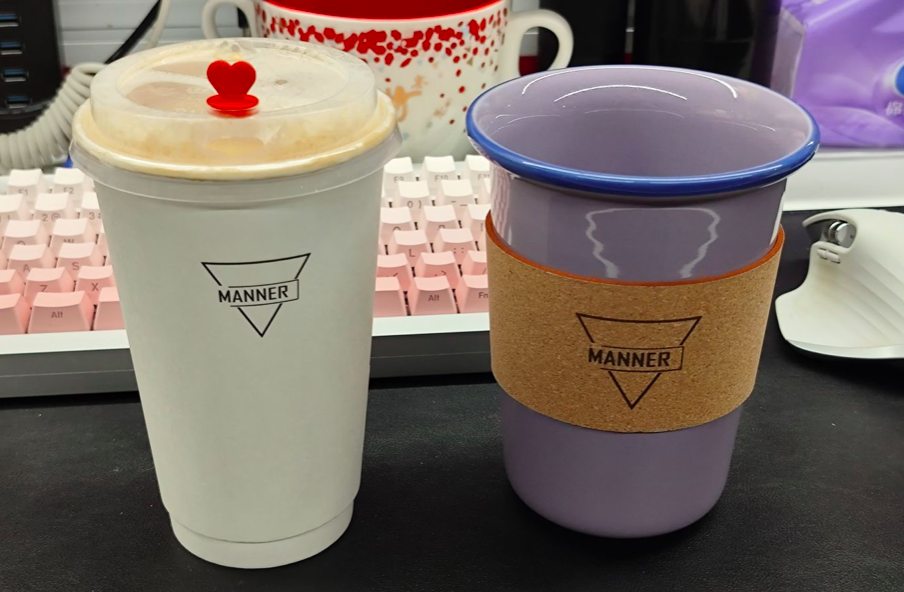 Manner送杯活动频繁引发员工疲惫,门店爆单压力与反馈机制受质疑 Manner送杯活动频繁引发员工疲惫,门店爆单压力与反馈机制受质疑