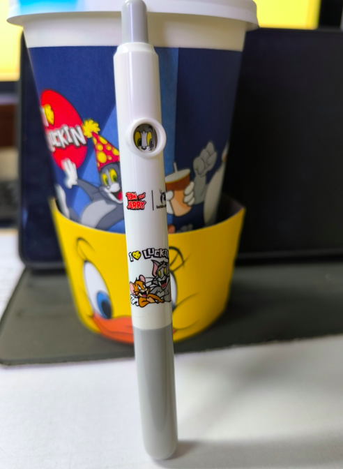 瑞幸猫和老鼠联名变脸笔被吐槽品控差,图案磨损问题引发消费者不满 瑞幸猫和老鼠联名变脸笔被吐槽品控差,图案磨损问题引发消费者不满