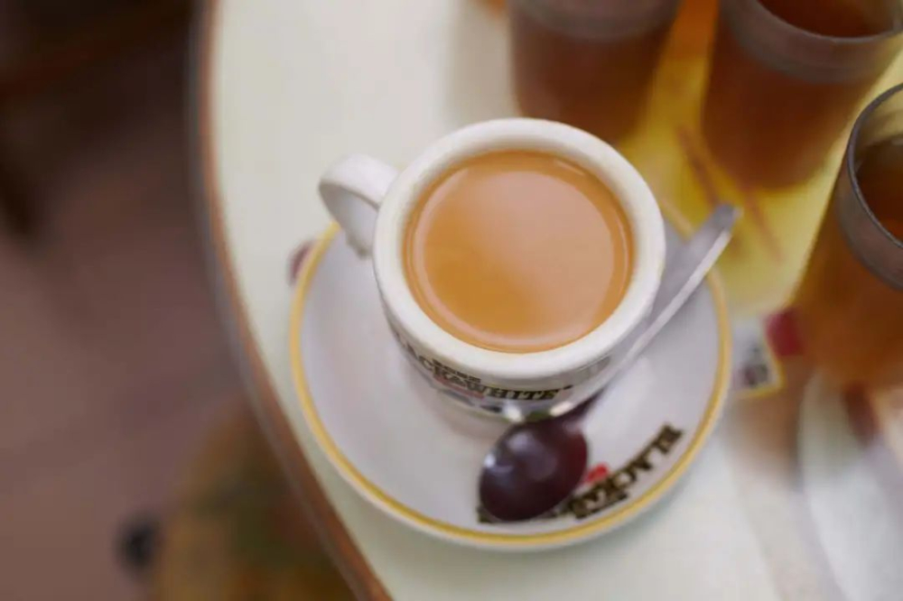 港式鸳鸯的由来与咖啡因真相:为何一杯鸳鸯奶茶能让人彻夜难眠 港式鸳鸯的由来与咖啡因真相:为何一杯鸳鸯奶茶能让人彻夜难眠