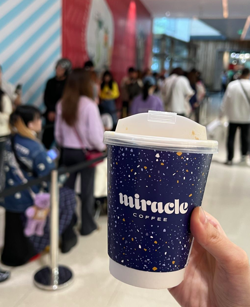 林俊杰Miracle Coffee上海旗舰店开业 粉丝排长队等候数小时 林俊杰Miracle Coffee上海旗舰店开业 粉丝排长队等候数小时