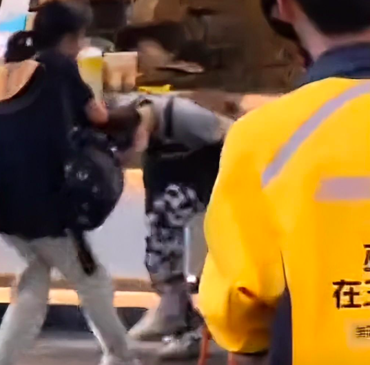 广州奶茶店冲突事件:孩童取走饮品引发家长与店员肢体冲突,警方介入调查 广州奶茶店冲突事件:孩童取走饮品引发家长与店员肢体冲突,警方介入调查