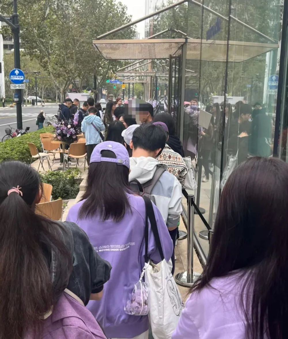 林俊杰Miracle Coffee上海旗舰店开业 粉丝排长队等候数小时 林俊杰Miracle Coffee上海旗舰店开业 粉丝排长队等候数小时