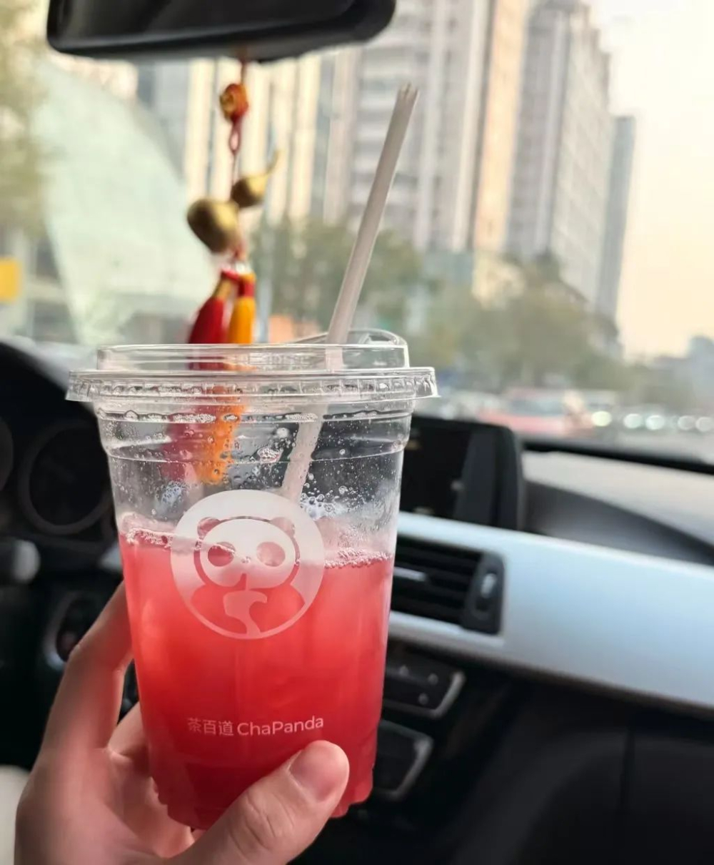茶百道神颜草莓制作流程曝光,店员手工榨汁叫苦不迭 茶百道神颜草莓制作流程曝光,店员手工榨汁叫苦不迭