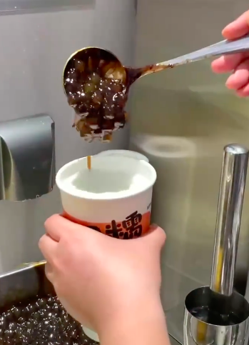 茶百道手炒黑糖珍珠鲜奶口碑分化,现炒工艺与品控难题引发热议 茶百道手炒黑糖珍珠鲜奶口碑分化,现炒工艺与品控难题引发热议