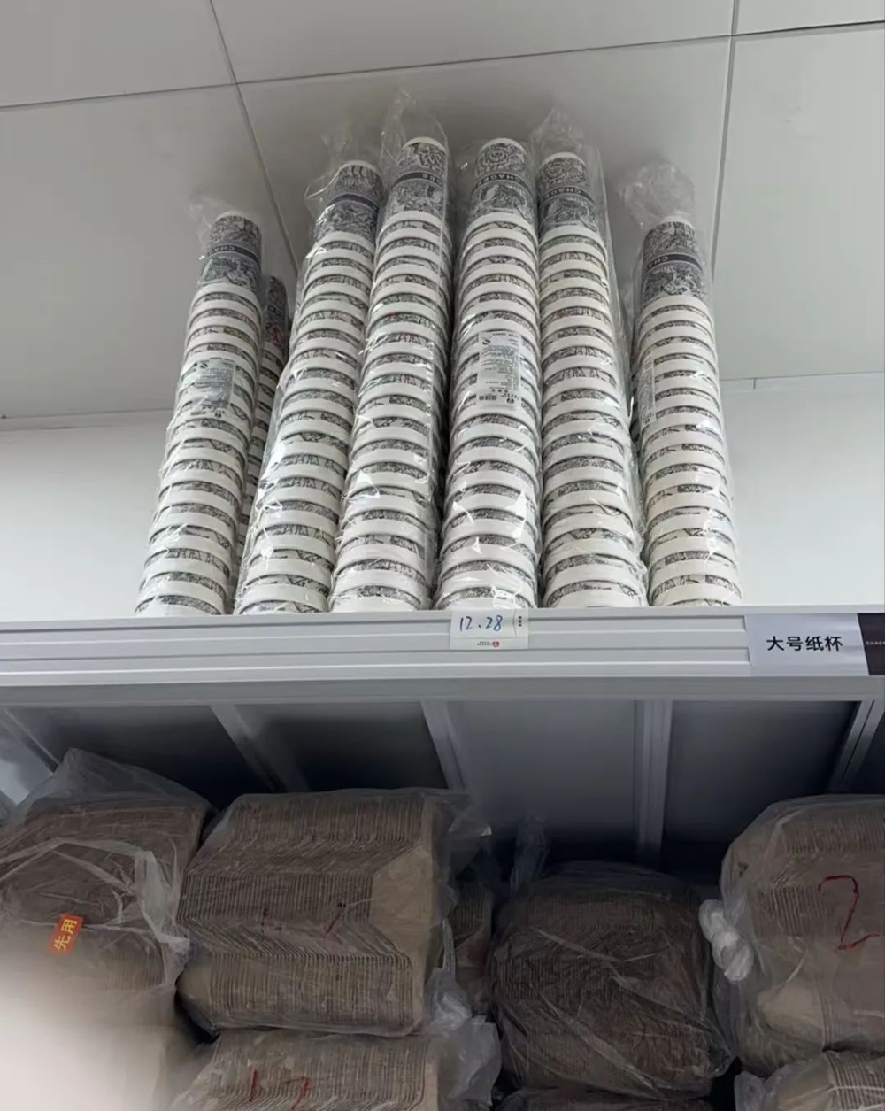 霸王茶姬纸杯叠放操作引争议:顾客质疑食品卫生,店员称高峰期实属无奈 霸王茶姬纸杯叠放操作引争议:顾客质疑食品卫生,店员称高峰期实属无奈