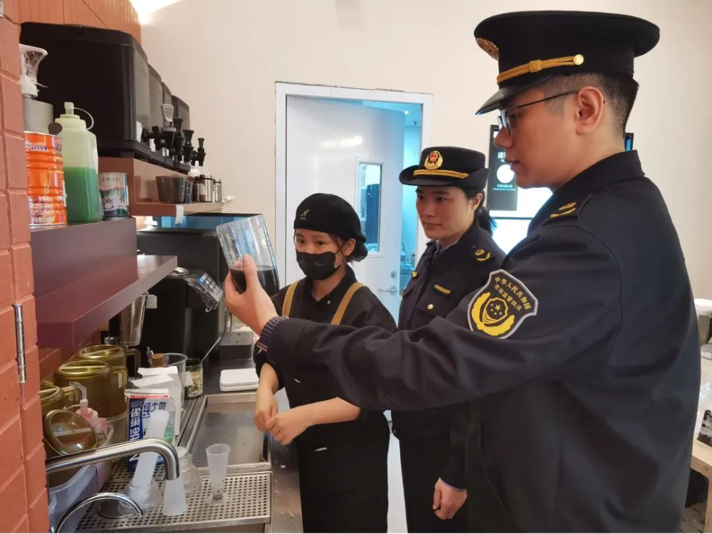 奶茶店“黑椰草莓牛乳”违规使用植物炭黑被查处,食品安全再引关注 奶茶店“黑椰草莓牛乳”违规使用植物炭黑被查处,食品安全再引关注