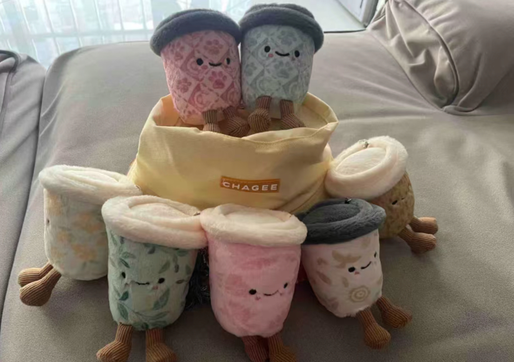 霸王茶姬盲盒玩偶被提前拆封,消费者质疑门店操作是否合规 霸王茶姬盲盒玩偶被提前拆封,消费者质疑门店操作是否合规