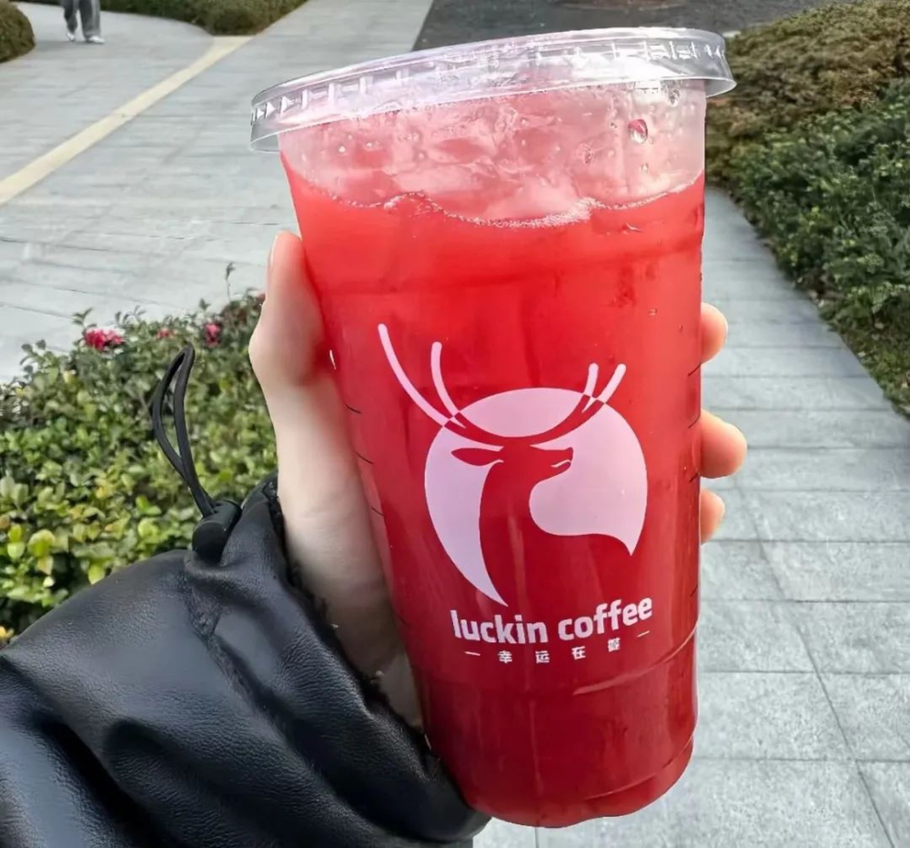 瑞幸草莓果茶宣称20颗草莓引争议，消费者称实为果酱调制口感落差大